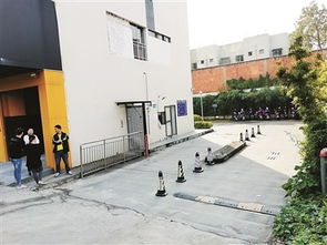 业主不满物业服务拆除小区商业广告