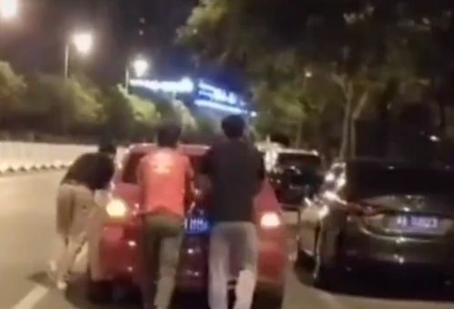 三男子酒后深夜推车500米回家，上演现实版阿甘正传