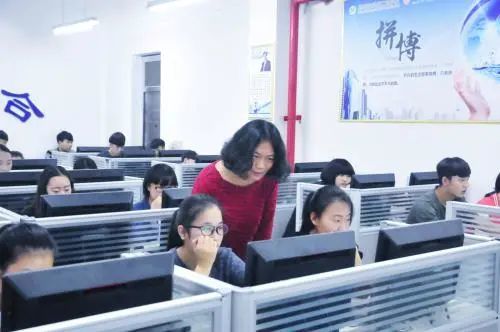 电子商务专业学生网课