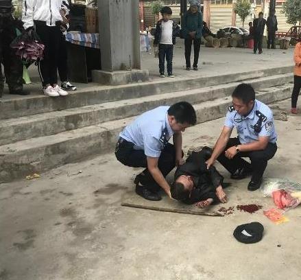 警方回应老人水中摔倒民警未搀扶