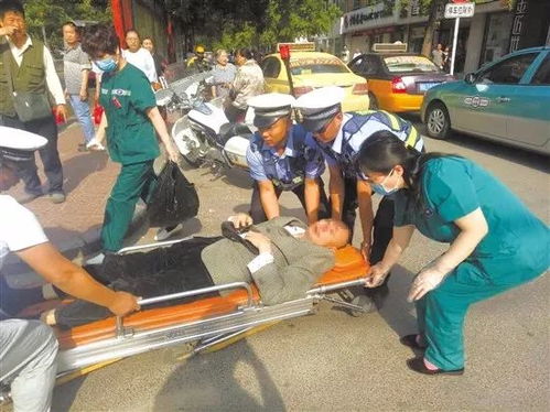 老人积水中倒地，民警未搀扶被免职——责任与担当的反思